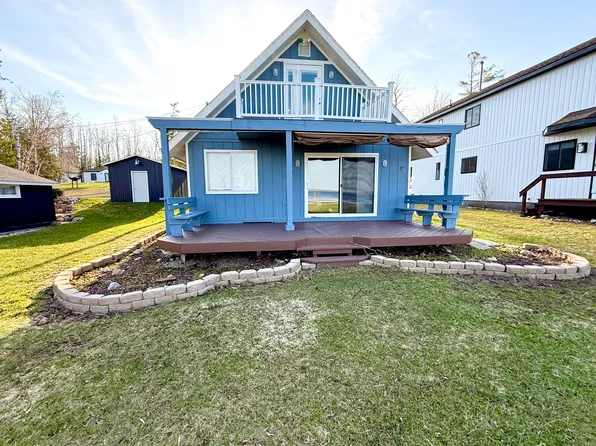 939 Stratford Ln, Indian River, MI 49749
