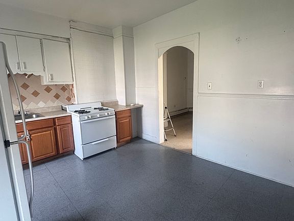 4th image of 718 Grand St Floor 3