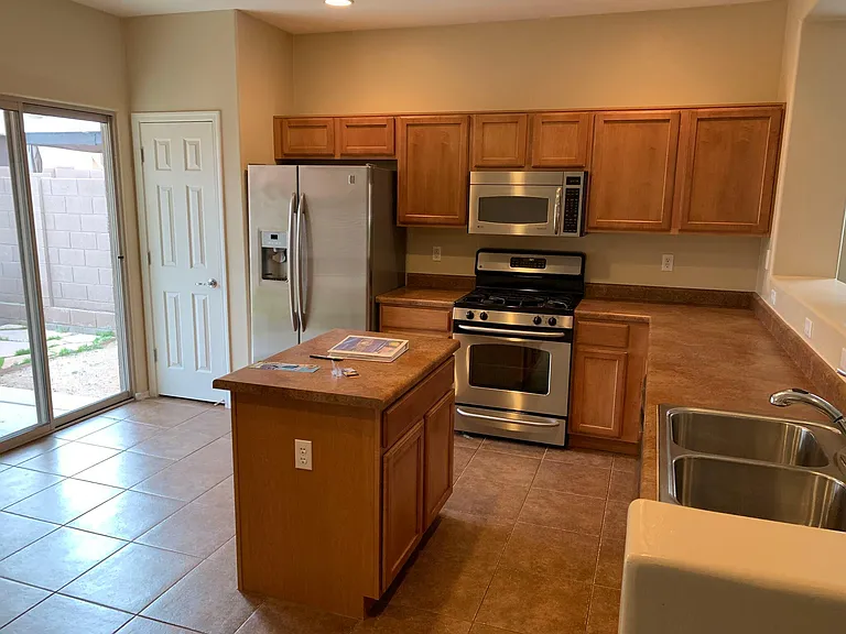 957 W Calle Valenciana — Photo 4