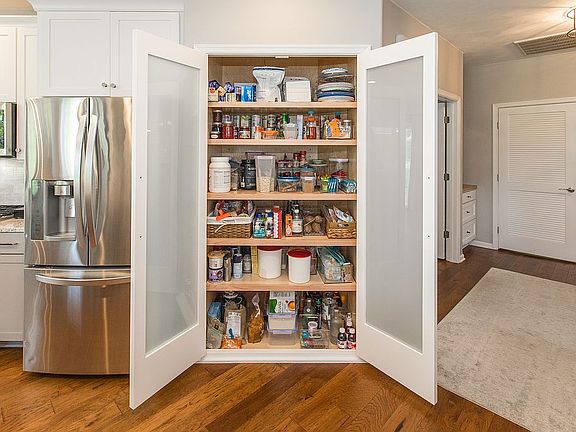 4th image of 1031 Grand Oak Ln