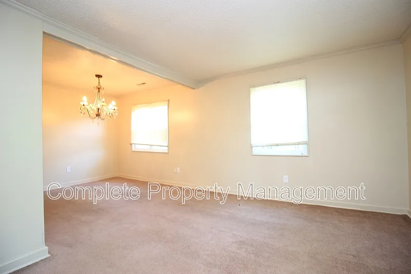 3 bed, 1.0 bath, 1192 sqft, $1,400 — Photo 2