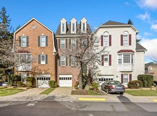 8015 Merry Oaks Ln, Vienna, VA 22182