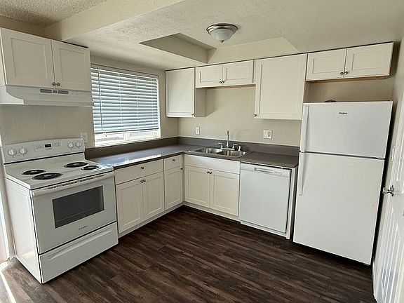 3rd image of 130 Stanford Dr APT C