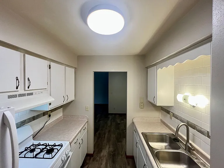 N114W15556 Sylvan Cir — Photo 7