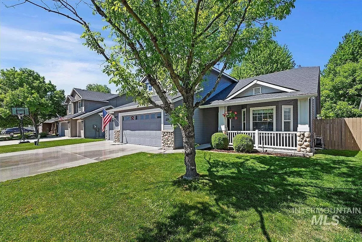 4 bed, 2.5 bath, 1887 sqft, $2,970 — Photo 2