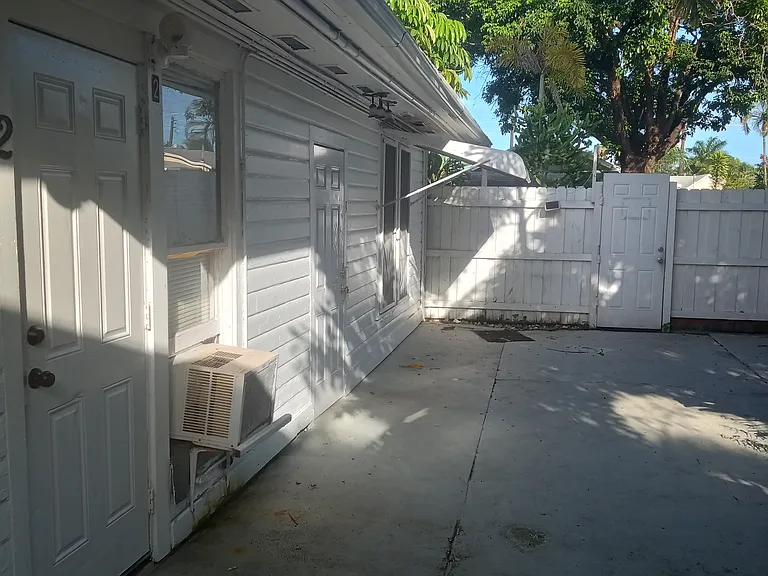 324 S J St — Photo 2