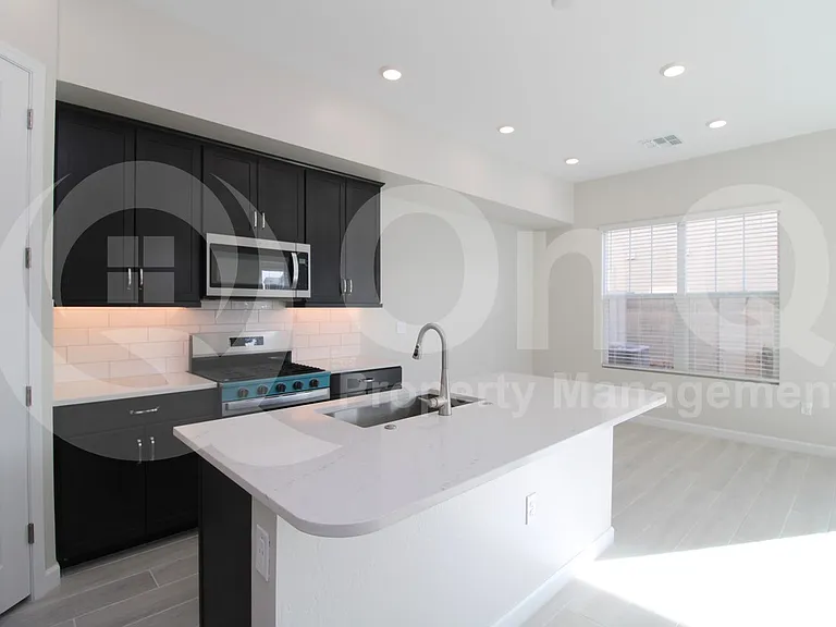4911 E Village Dr — Photo 4