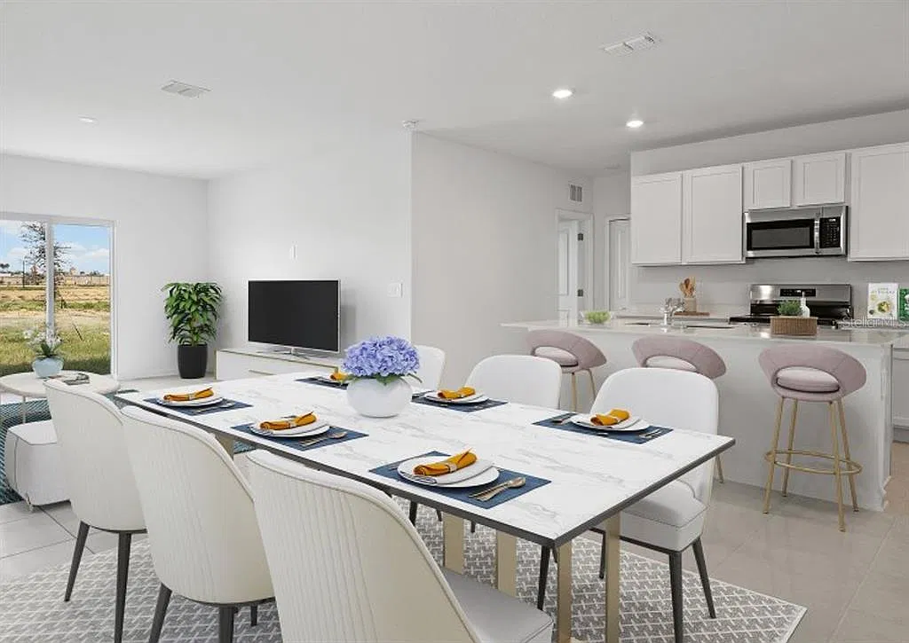 6 bed, 3.0 bath, 2467 sqft, $2,390 — Photo 3