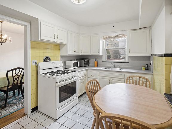 5th image of 378 Woodlawn Ave
