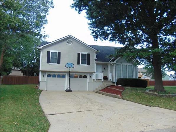 1900 Arapaho Ct, Greenwood, MO 64034