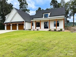 377 Mavrick Dr, Mills River, NC 28759