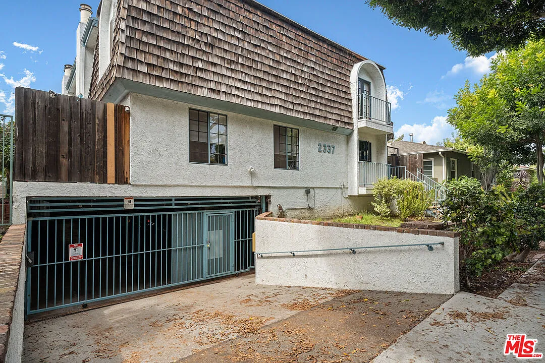 3 bed, 2.5 bath, 1335 sqft, $6,200 — Photo 2