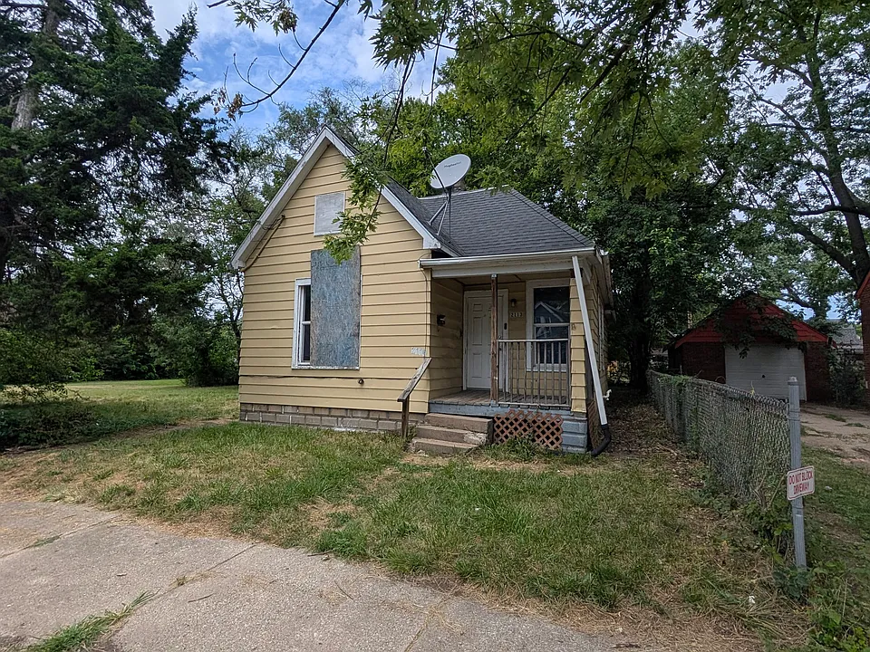 2113 W Howett St