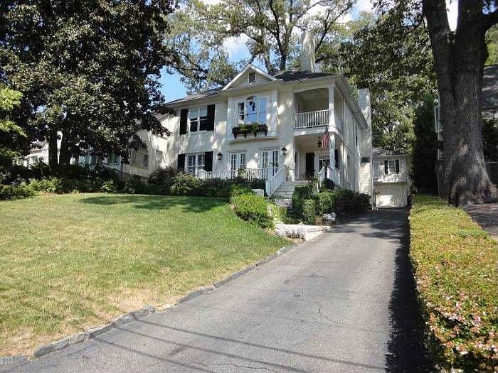 Front view - large yard