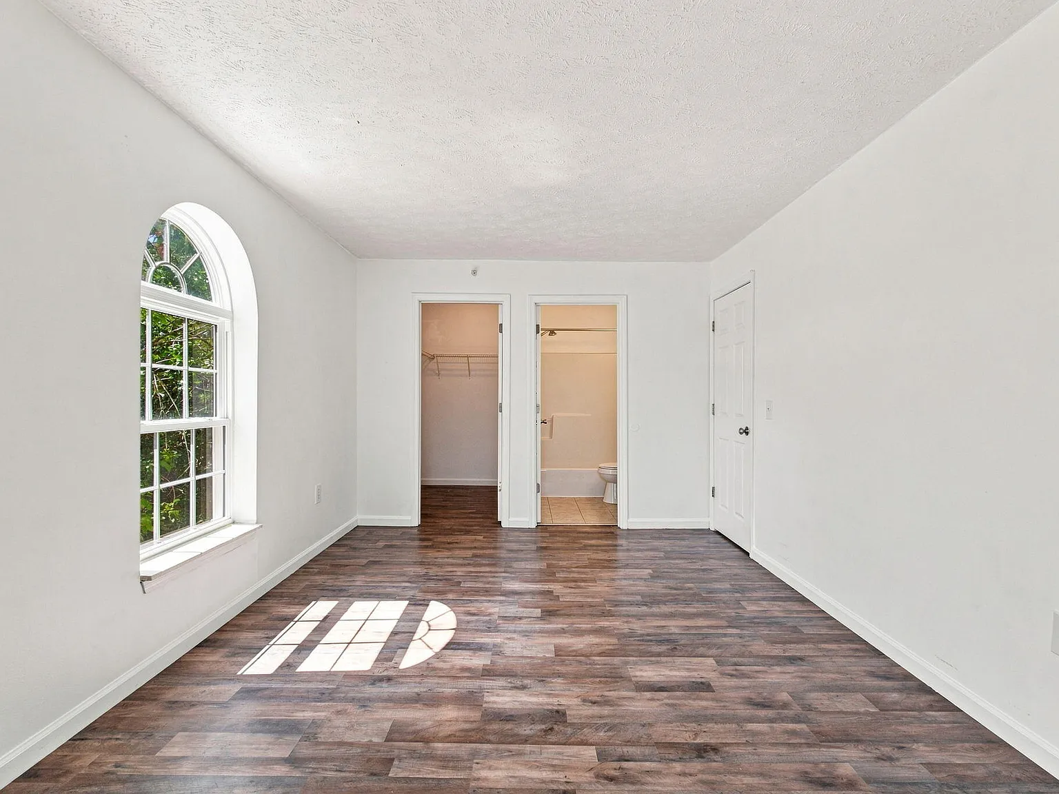 3 bed, 2.0 bath, 973 sqft, $1,925 — Photo 3