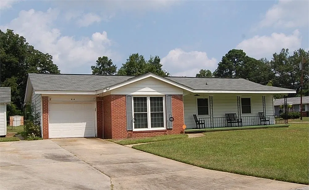 4 bed, 1.5 bath, 1193 sqft, $1,750 — Photo 1