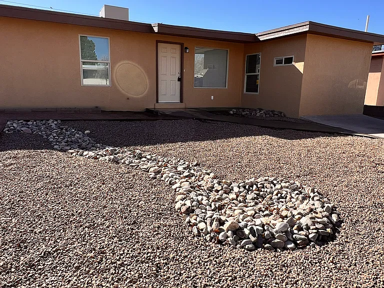 2220 Skyway Dr — Photo 2