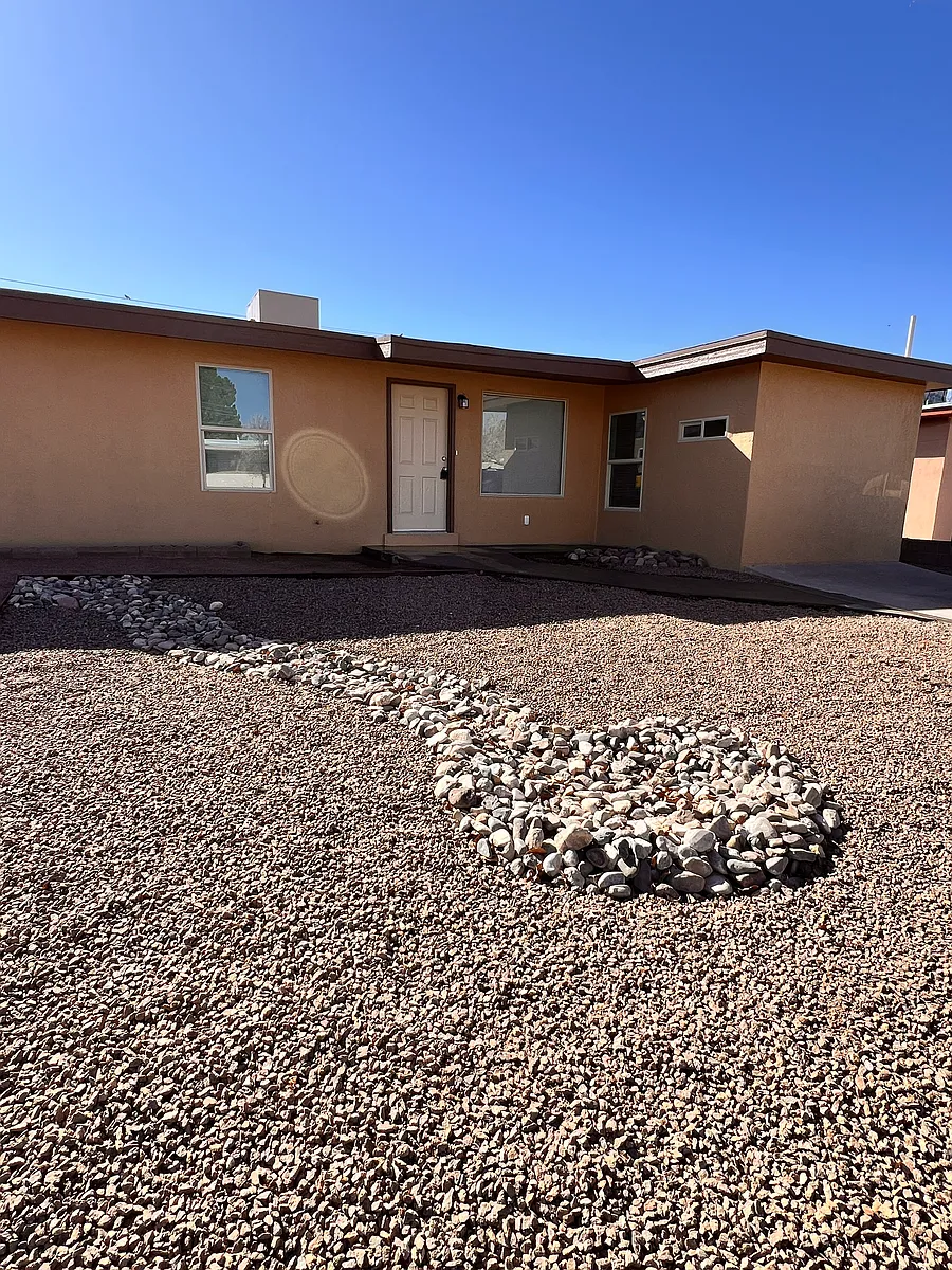 Building Photo - 2220 Skyway Dr
