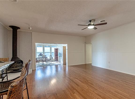 5th image of 10650 Woodcrest Ln