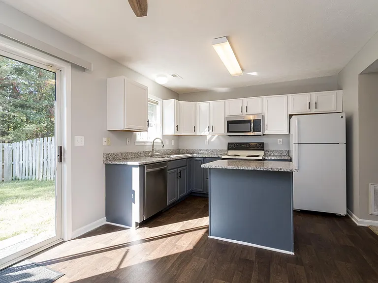 Lovely eat-in kitchen with new granite countertops