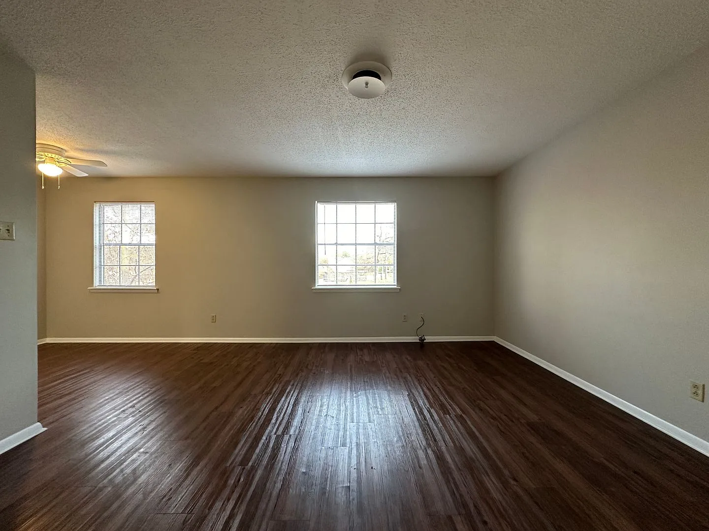 * Move-In Special * Gorgeous 2 Bed / 1 Bath Apartment in Fort Smith - Laundry On-Site — Photo 2