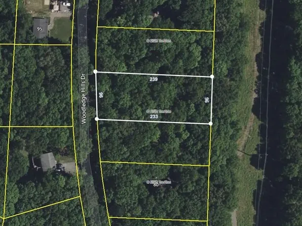 21 Woodledge Hills Dr, Hawley, PA 18428