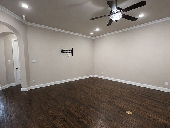 4th image of 526 Evergreen Dr
