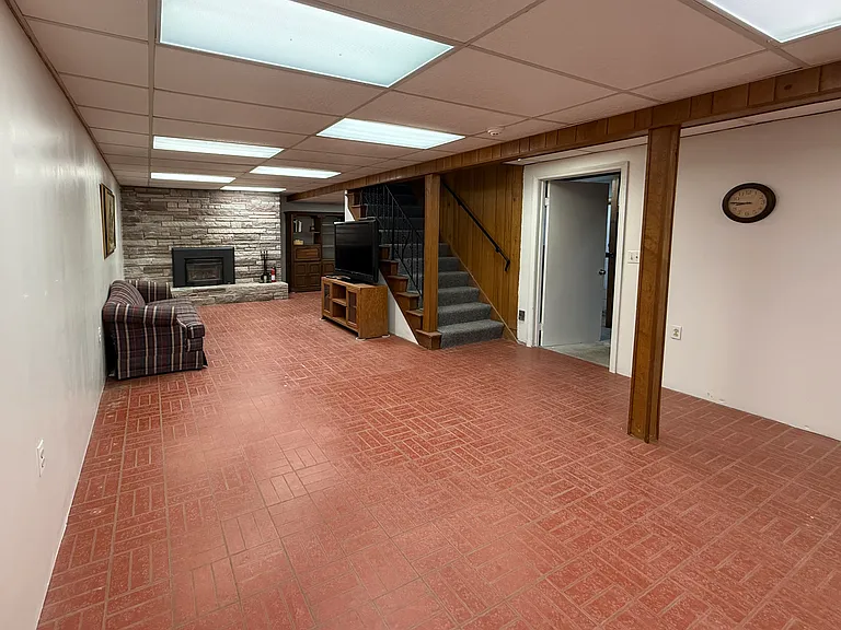579 Colby St — Photo 37