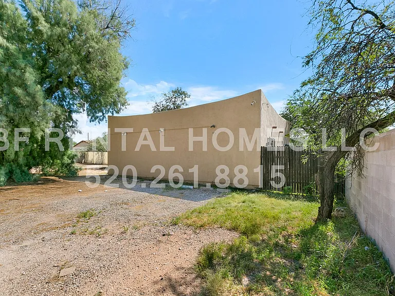 2319 E Helen St #2 — Photo 16
