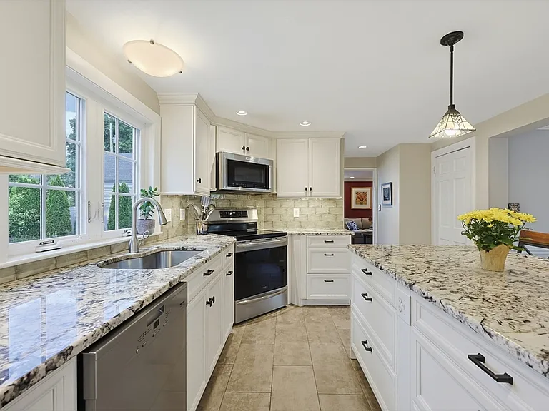 11 Hatfield Rd — Photo 3