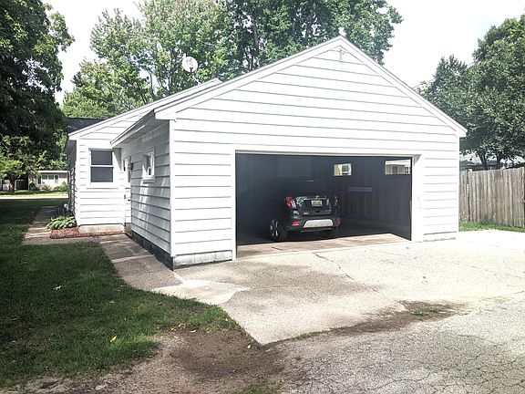 3rd image of 1821 Mills Ave