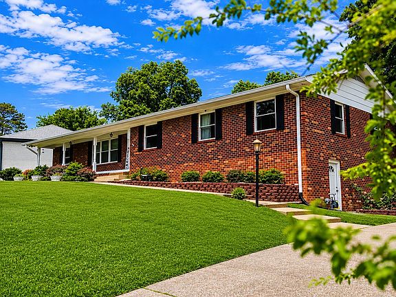3rd image of 4818 Hillsdale Cir