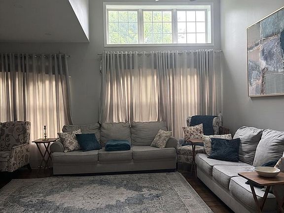 3rd image of 111 Chestnut Hills Cir