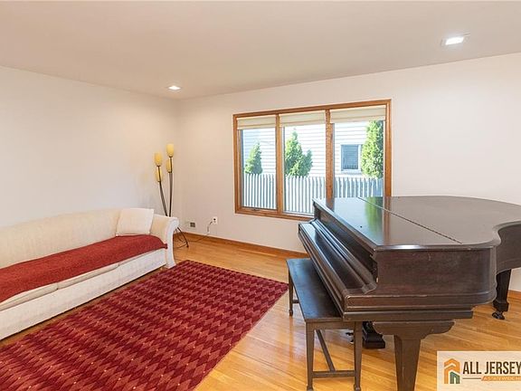 4th image of 4 Parkview Ter