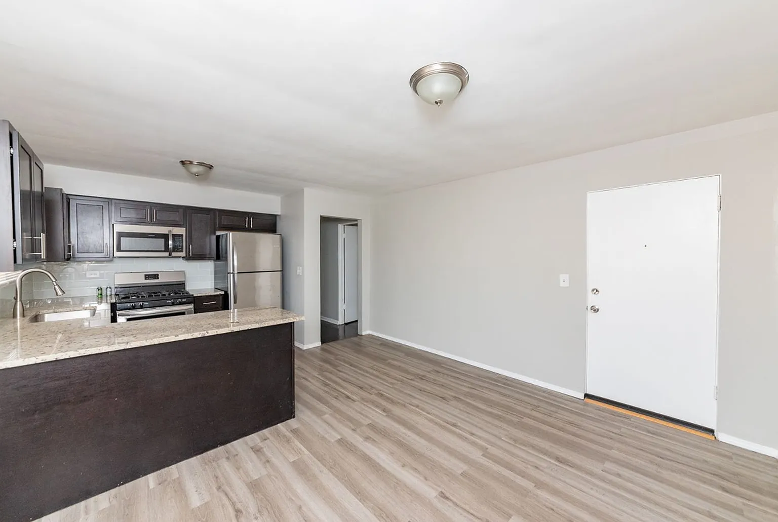 2 bed, 900 sqft, $2,000 — Photo 4