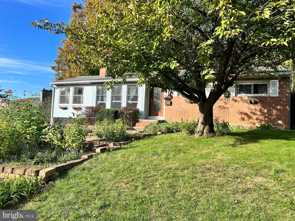 17712 Crest Dr, Hagerstown, MD 21740