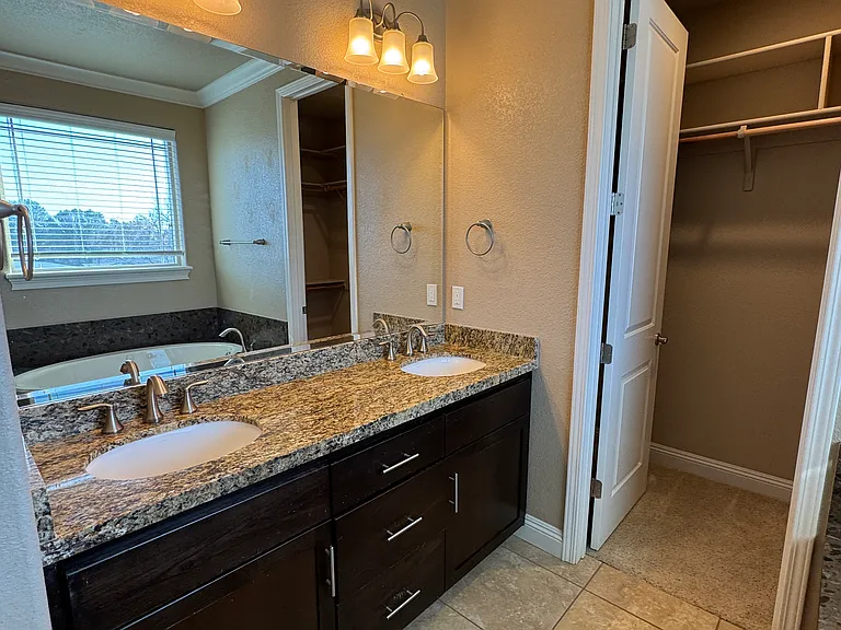 553 Addison Ct — Photo 16