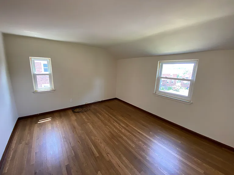 Spacious main bedroom