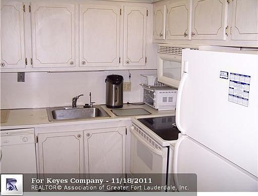 4th image of 3035 Ellesmere #B