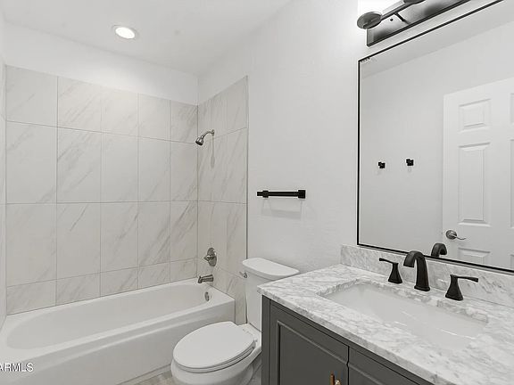 4th image of 2709 E Phelps Rd