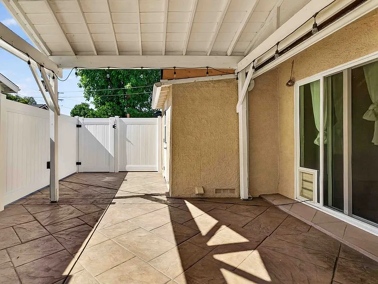 8007 Louise Ave — Photo 29