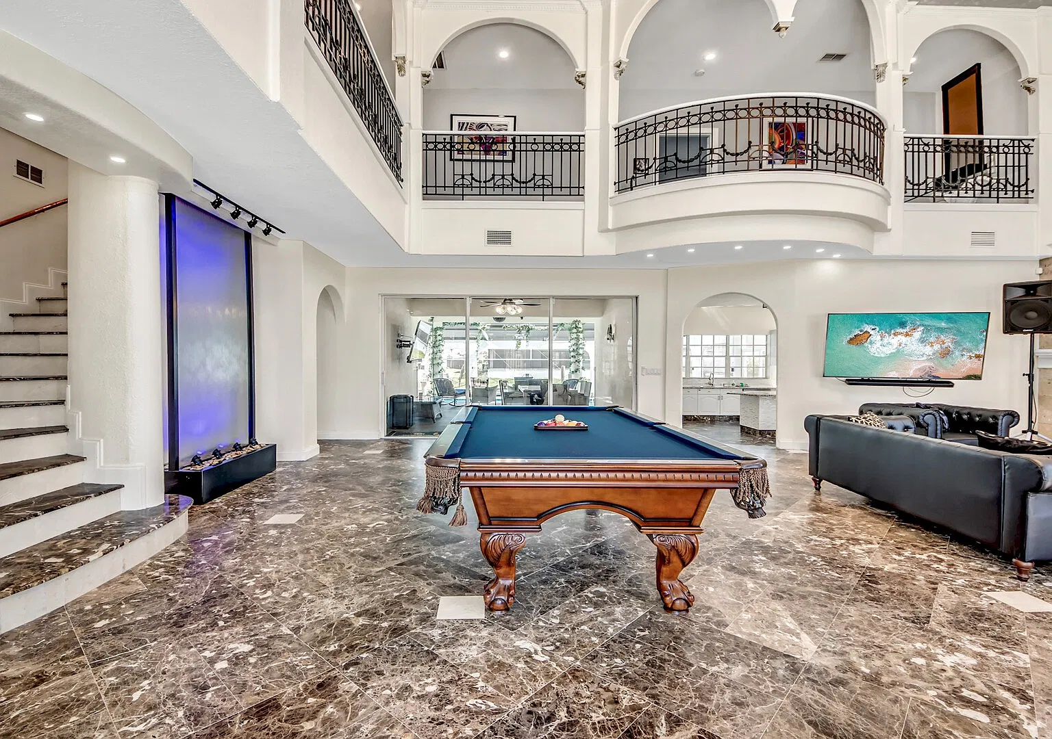 Golden Globe Canalfront Pool, Spa & Games — Photo 1