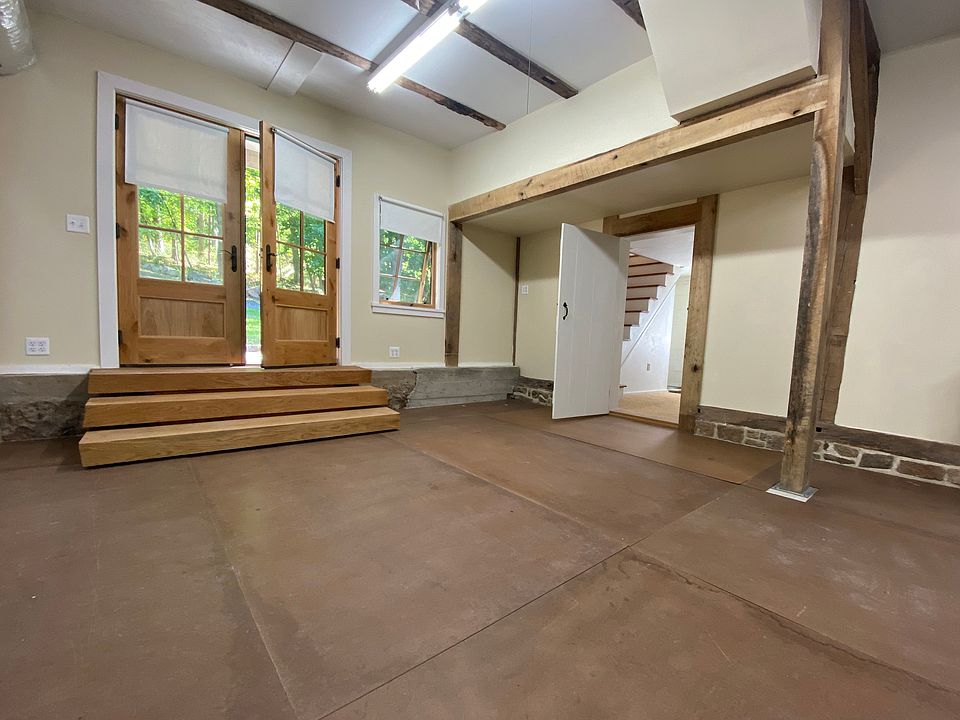 Carriage barn room, great as a creative living room, game room, workout / gym, office, studio etc.