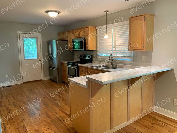 5th image of 422 Rosewood St