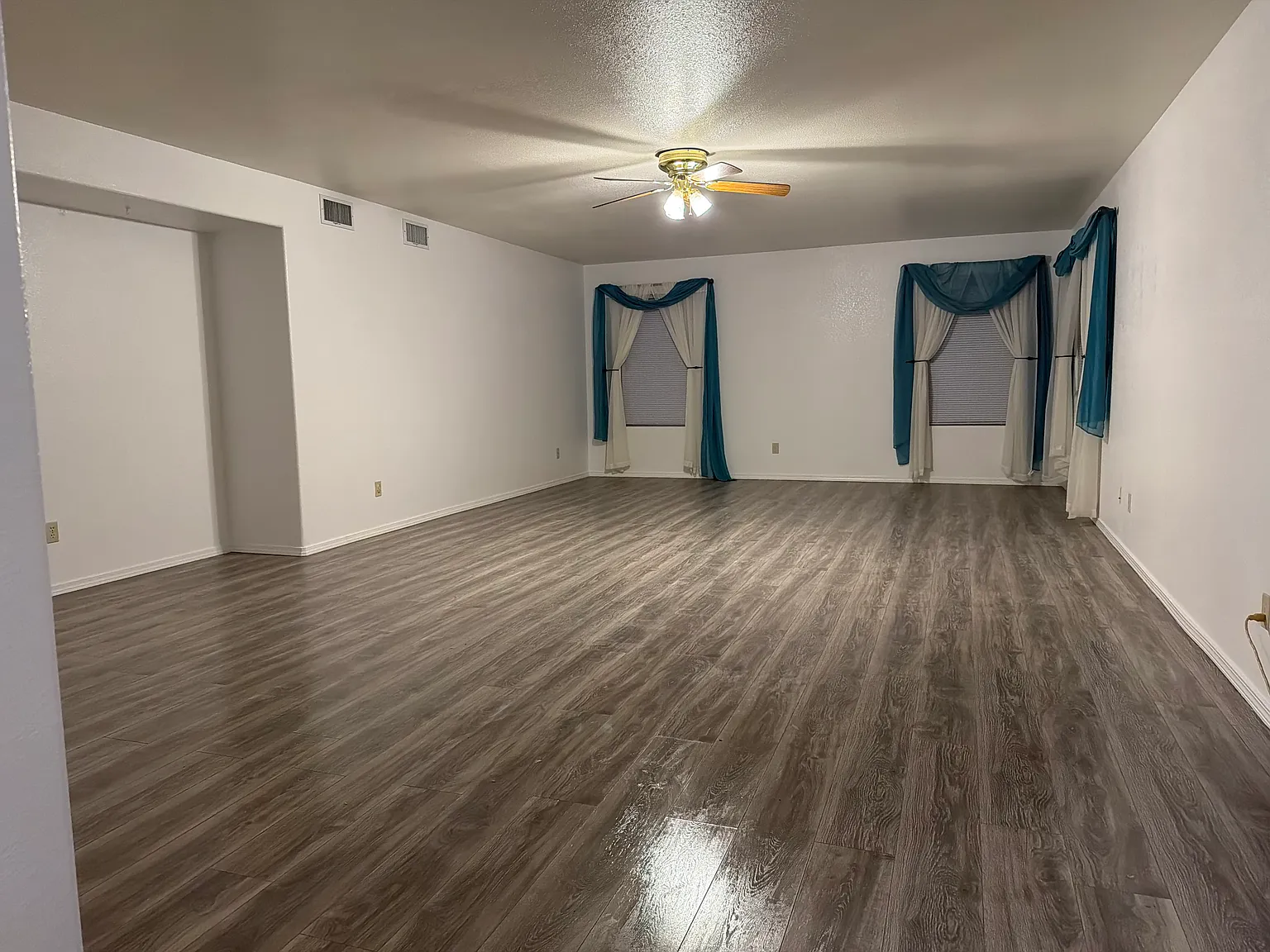4 bed, 2.5 bath, 2877 sqft, $2,500 — Photo 4