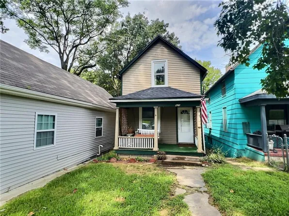 925 N 7th St, Atchison, KS 66002