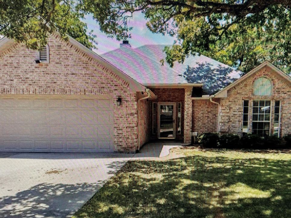 1st image of 807 Shady Oaks Dr