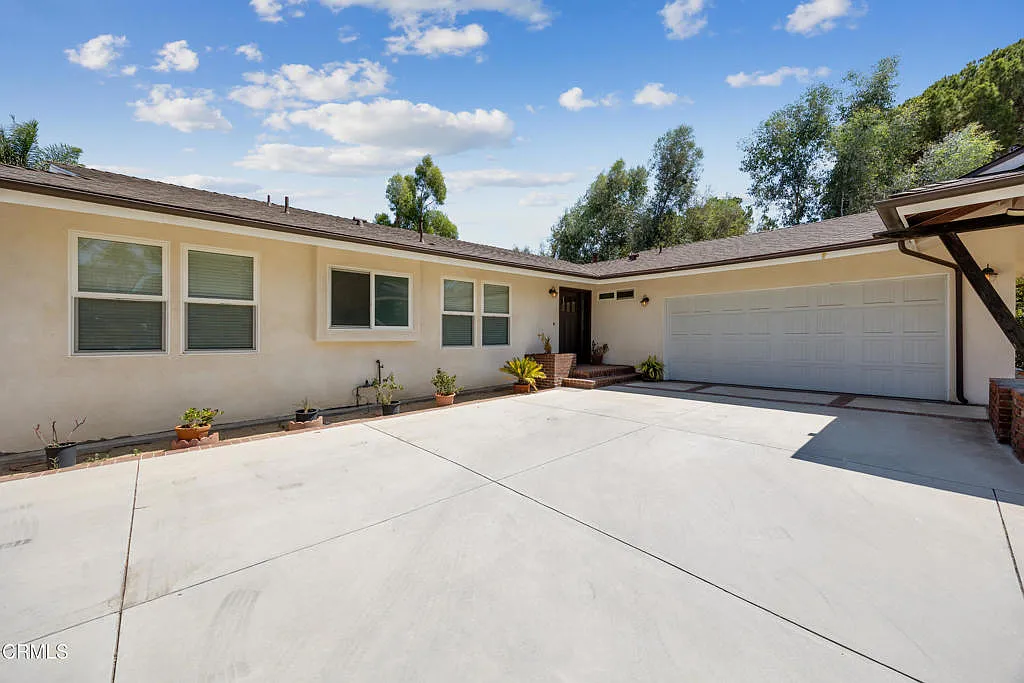 4 bed, 2.5 bath, 1924 sqft, $5,800 — Photo 3