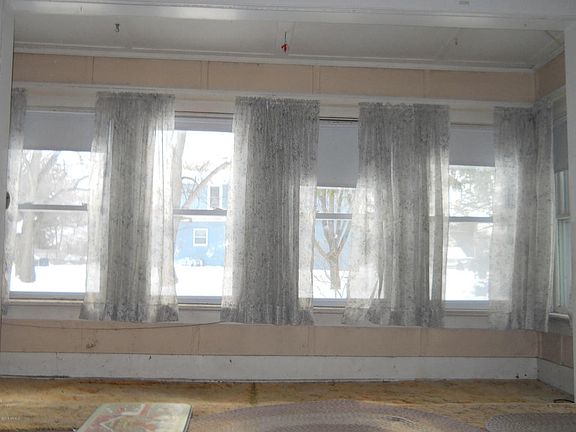 3rd image of 193 Bay St