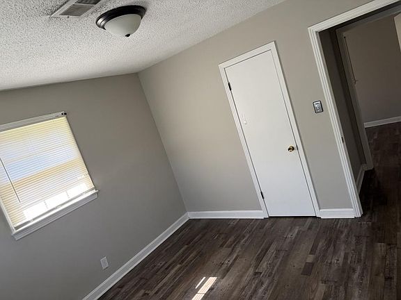 3rd image of 5073 McKellar St